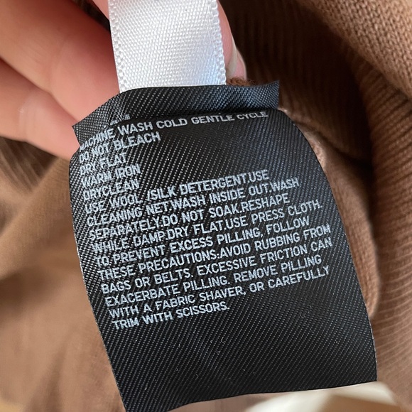 Uniqlo Women’s Tan Crewneck Sweater - Picture 4 of 5